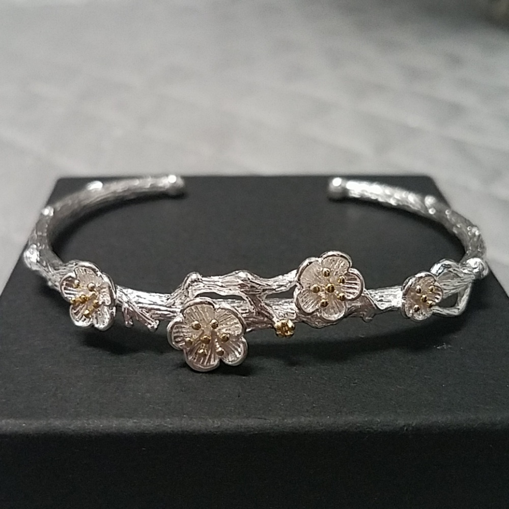Silver / Gold Tone Flower Bracelet NWOT